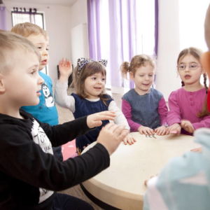 Musikgarten für Kleinkinder in Fürth - Kinder lauschen der Musiklehrerin