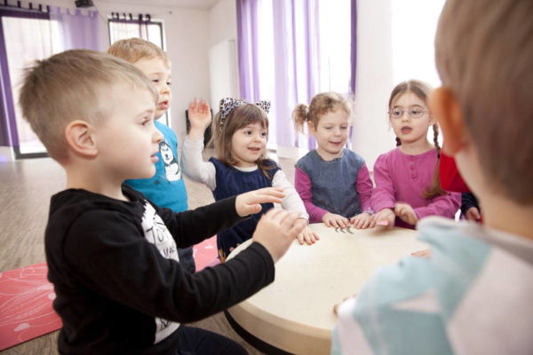 Musikgarten für Kleinkinder in Fürth - Kinder lauschen der Musiklehrerin