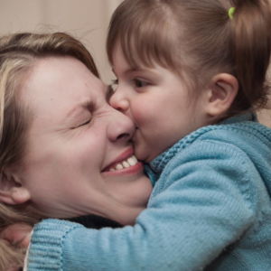 Musikgarten für Kleinkinder in Fürth - ein Mädchen gibt ihrer Mutter einen Schmatzer auf die Wange